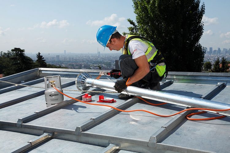 Un couvreur en action sur un toit avec le nouveau fer de couvreur Express Réf. 6367-8